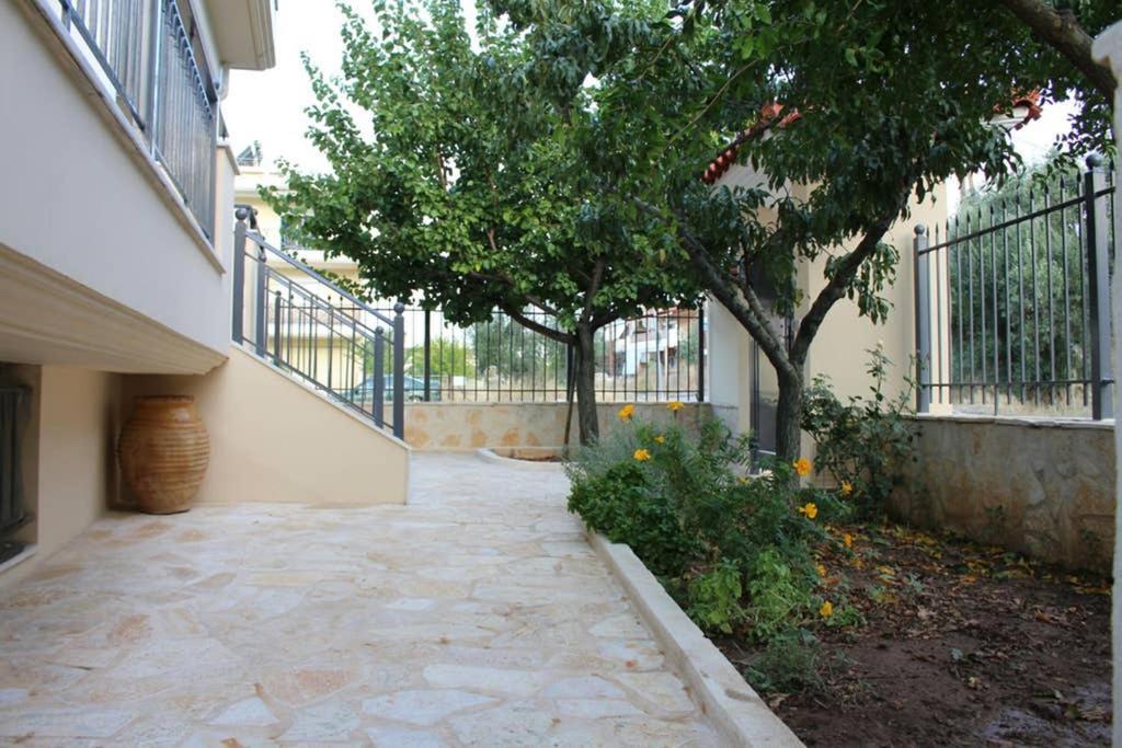 New, Bright, Cozy, Autonomous Apartment With Private Entrance And Garden, 42 M2, 5Min To The Beach And City Center Kalamata Eksteriør billede