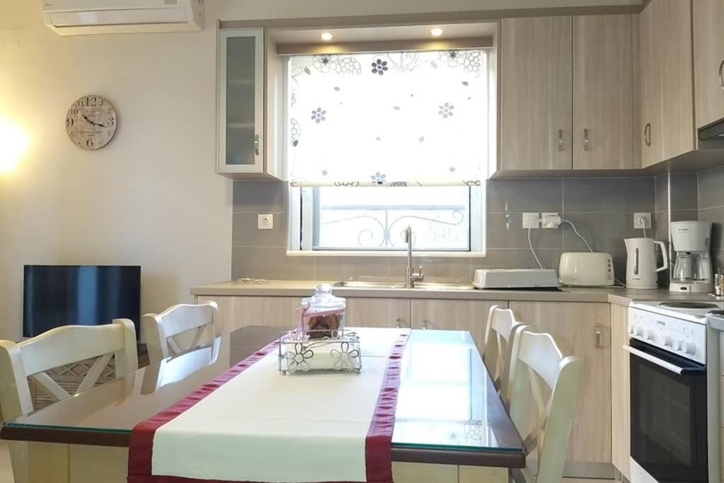 New, Bright, Cozy, Autonomous Apartment With Private Entrance And Garden, 42 M2, 5Min To The Beach And City Center Kalamata Eksteriør billede