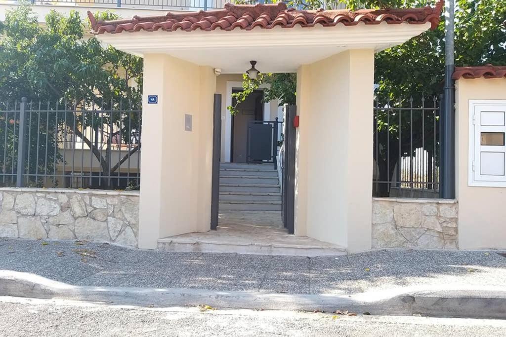 New, Bright, Cozy, Autonomous Apartment With Private Entrance And Garden, 42 M2, 5Min To The Beach And City Center Kalamata Eksteriør billede