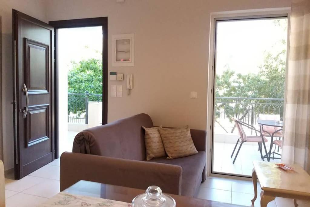 New, Bright, Cozy, Autonomous Apartment With Private Entrance And Garden, 42 M2, 5Min To The Beach And City Center Kalamata Eksteriør billede