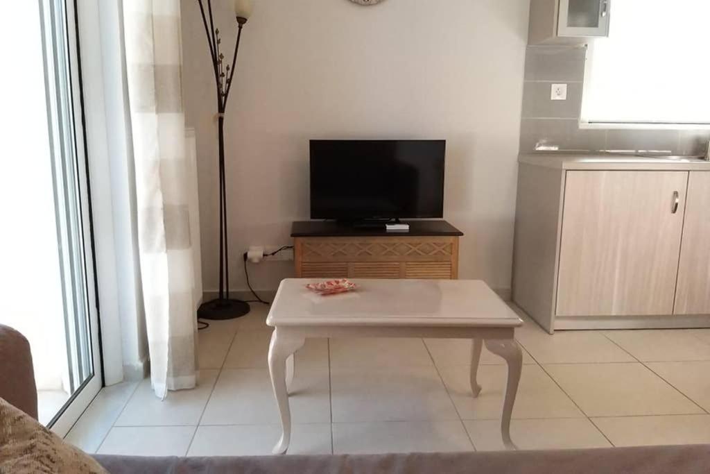 New, Bright, Cozy, Autonomous Apartment With Private Entrance And Garden, 42 M2, 5Min To The Beach And City Center Kalamata Eksteriør billede