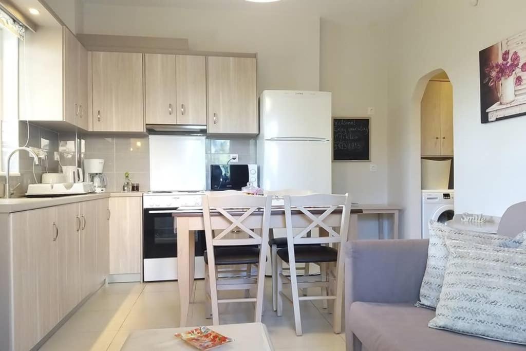 New, Bright, Cozy, Autonomous Apartment With Private Entrance And Garden, 42 M2, 5Min To The Beach And City Center Kalamata Eksteriør billede