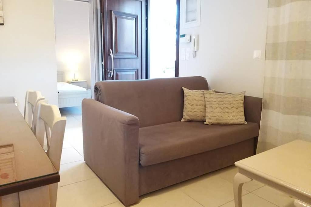New, Bright, Cozy, Autonomous Apartment With Private Entrance And Garden, 42 M2, 5Min To The Beach And City Center Kalamata Eksteriør billede