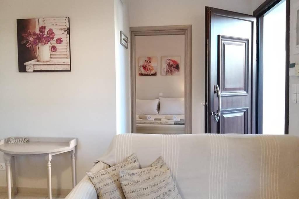 New, Bright, Cozy, Autonomous Apartment With Private Entrance And Garden, 42 M2, 5Min To The Beach And City Center Kalamata Eksteriør billede