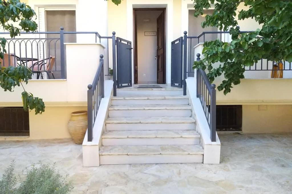 New, Bright, Cozy, Autonomous Apartment With Private Entrance And Garden, 42 M2, 5Min To The Beach And City Center Kalamata Eksteriør billede